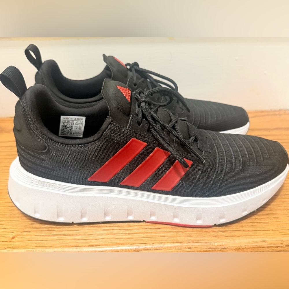 Adidas swift run shoes / men’s size 10/womens 11/ new without box